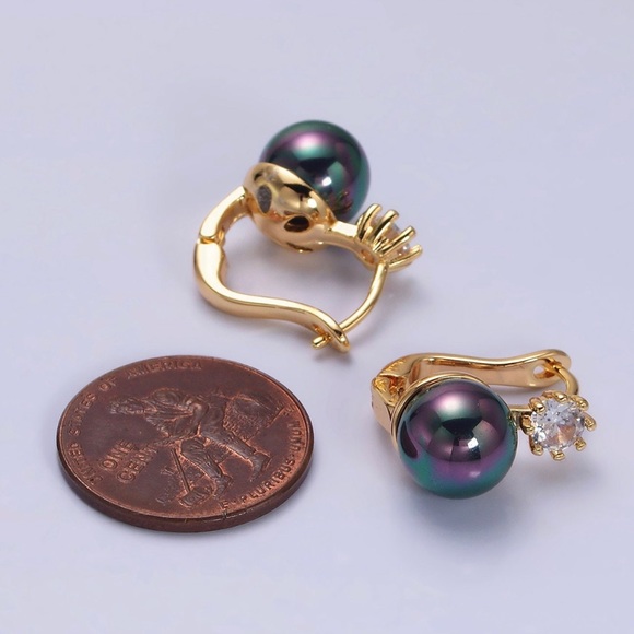 Black or white pearl U-shaped hoop earrings - Picture 5 of 6